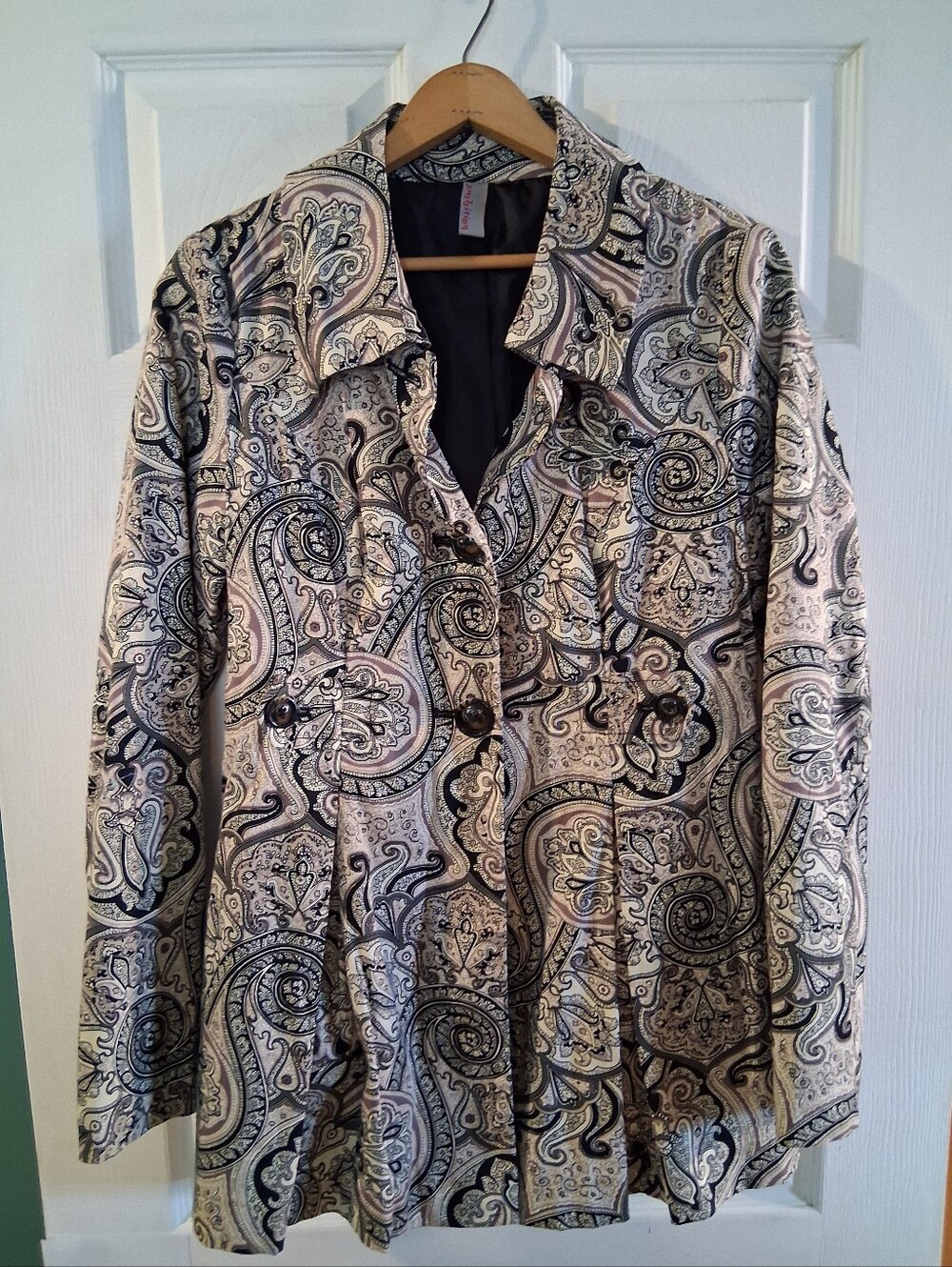 ambition Paisley Button-Front Women's Shirt Jacket in Beige and Black